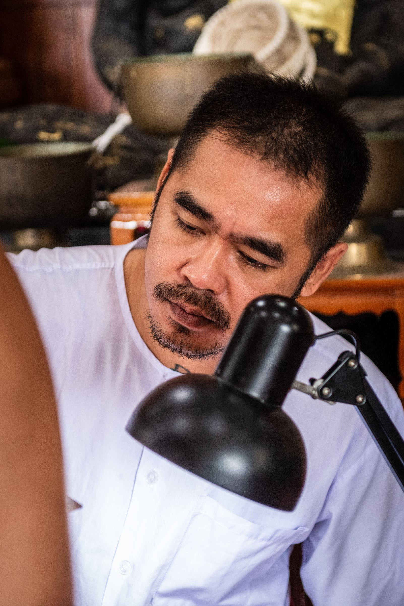 Ajarn Thueng at work in the samnak
